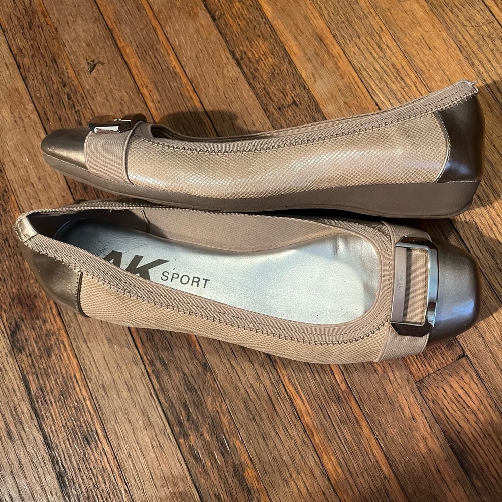 Anne Klein Flats Shoes Sports AKUPLIFT Metallic Gold Mesh AK Emblem Size 10 1/2M